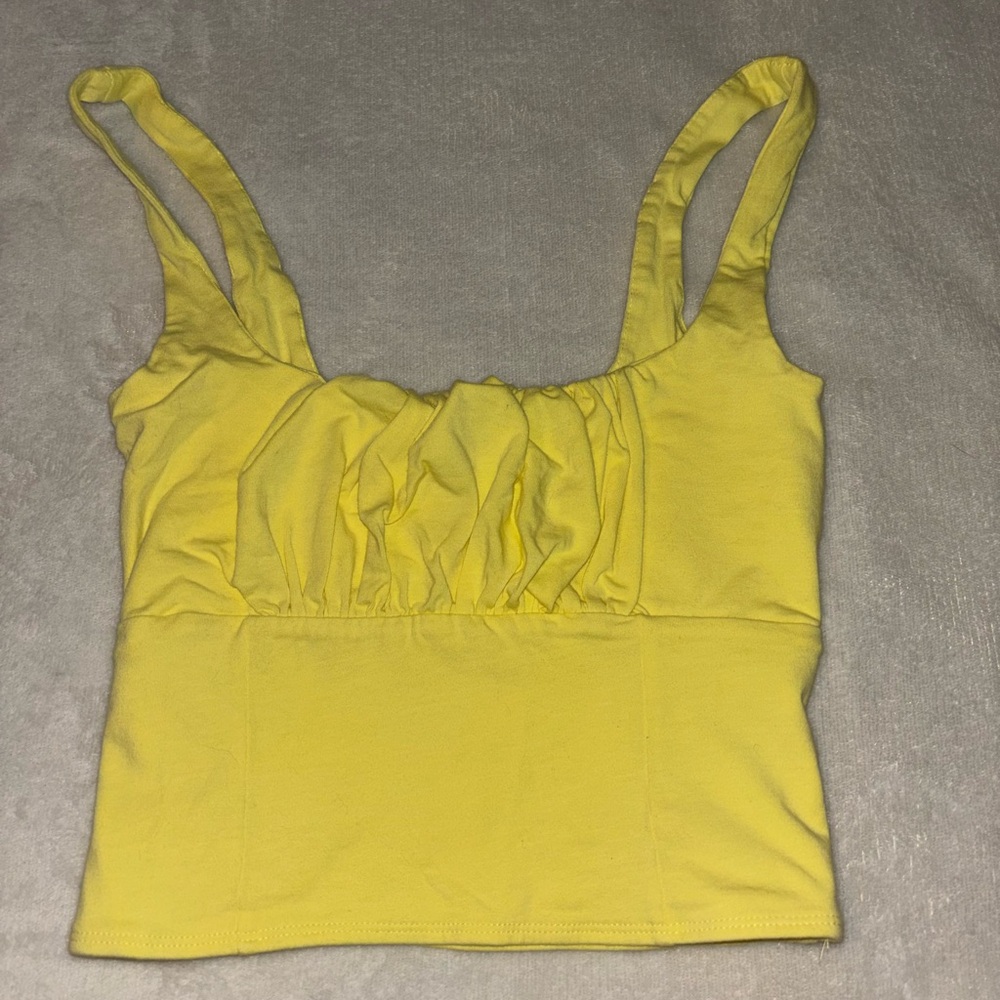 woman’s yellow tank top
